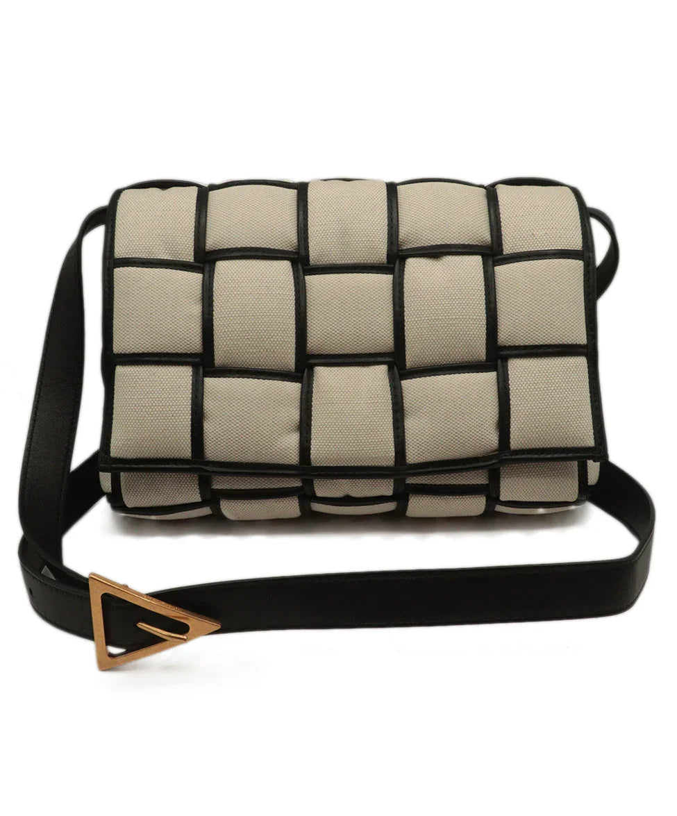 美品・ヴィンテージ【BOTTEGA VENETA】VENETA CASSETTEボディBag Bottega Veneta Ivory & Black Padded Cassette Bag l Michael's