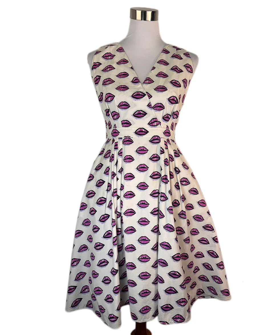 Prada White Sleeveless Dress w/ Lip Print sz 40 l Michael's Luxury Consignment Michael's Consignment NYC Prada White Sleeveless Dress w/ Lip Print sz 40 l Michael's Luxury Consignment Michael's Consignment NYC